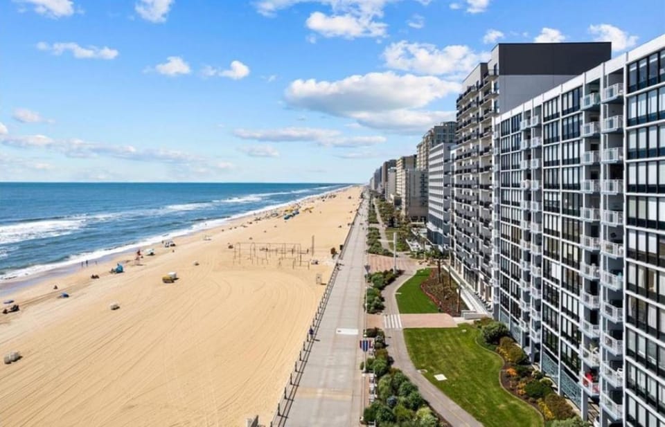 Beachfront Condo Pool Surfing Fishing EW 205 House in Virginia Beach