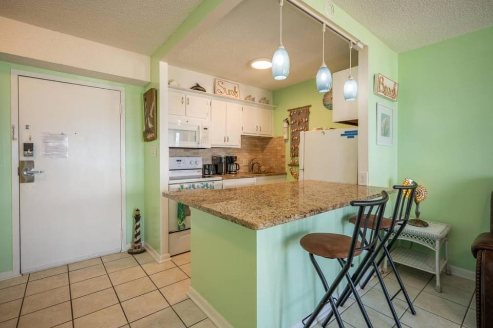 Oceanfront Beach Condo, Pool, Gym, Fishing Surfing House in Dam Neck