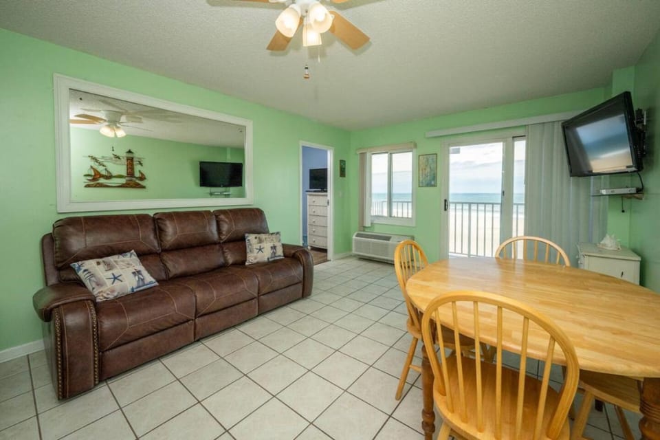 Oceanfront Beach Condo, Pool, Gym, Fishing Surfing House in Dam Neck