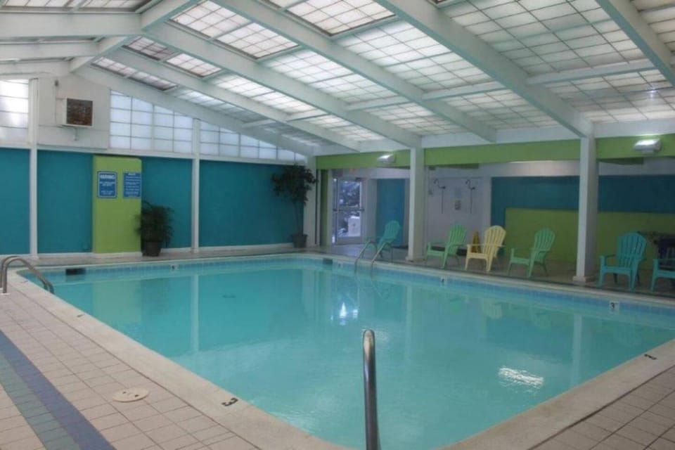 Oceanfront Beach Condo, Pool, Gym, Fishing Surfing House in Dam Neck