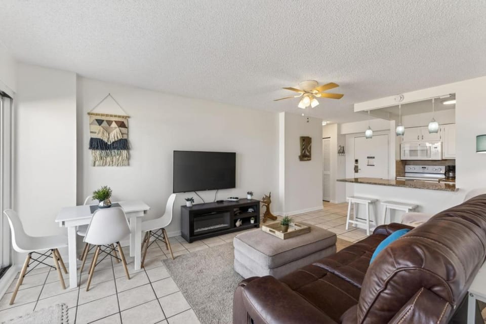 Oceanfront Beach Condo, Pool, Gym, Fishing Surfing House in Dam Neck