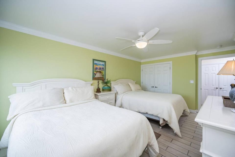 Oceanfront Beach Condo, Pool, Gym, Fishing Surfing House in Dam Neck