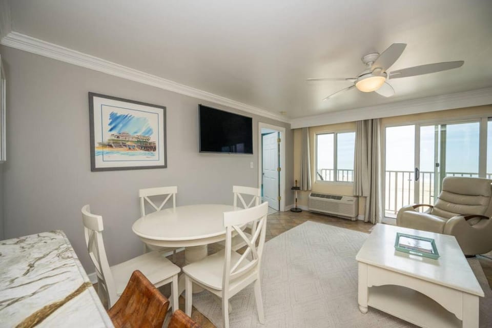 Oceanfront Beach Condo, Pool, Gym, Fishing Surfing House in Dam Neck