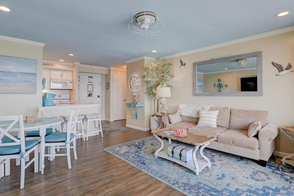 Oceanfront Beach Condo, Pool, Gym, Fishing Surfing House in Dam Neck