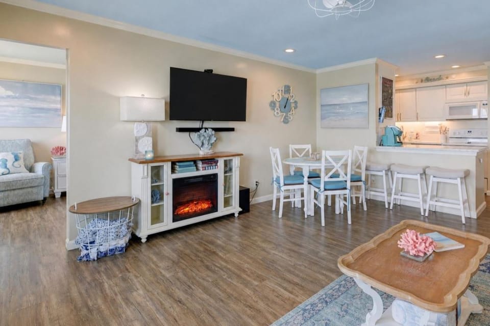 Oceanfront Beach Condo, Pool, Gym, Fishing Surfing House in Dam Neck