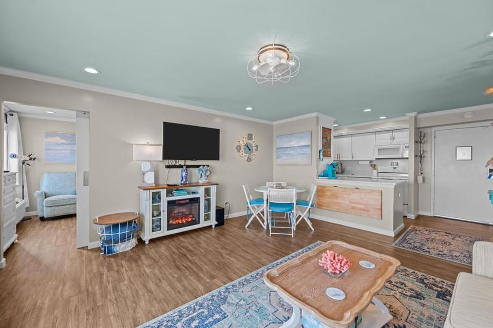 Oceanfront Beach Condo, Pool, Gym, Fishing Surfing House in Dam Neck