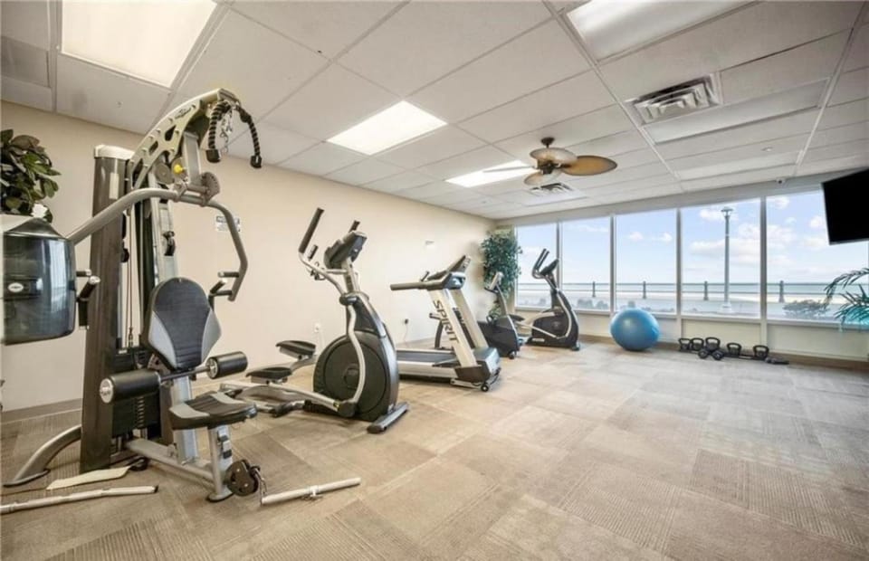Oceanfront Beach Condo, Pool, Gym, Fishing Surfing House in Dam Neck