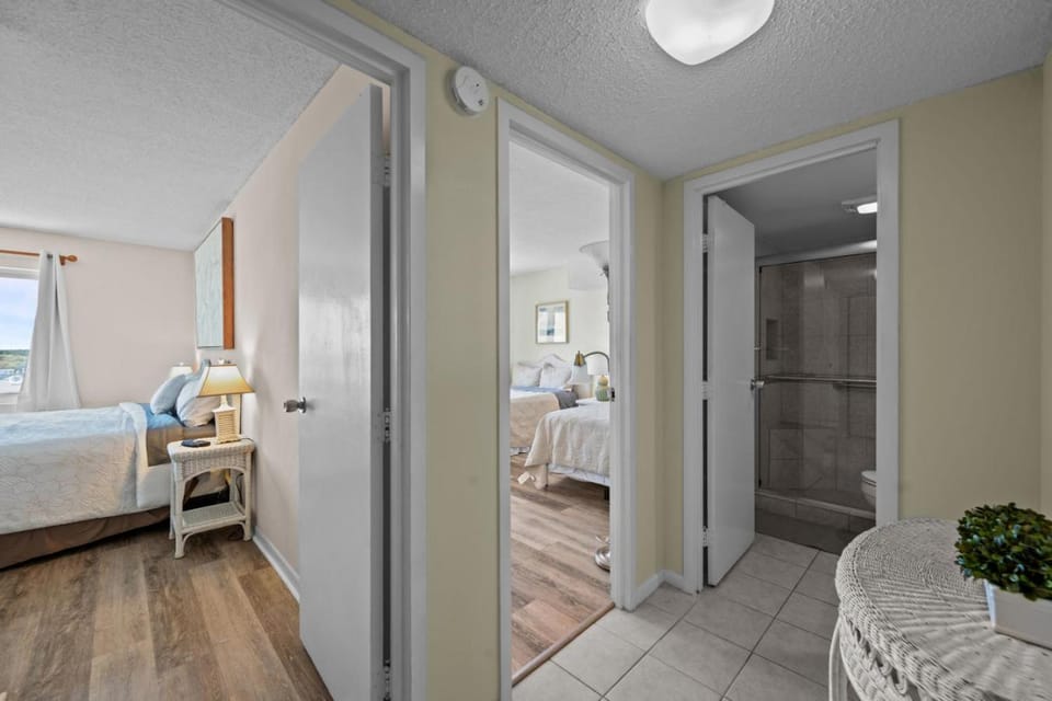 Oceanfront Beach Condo, Pool, Gym, Fishing Surfing House in Dam Neck