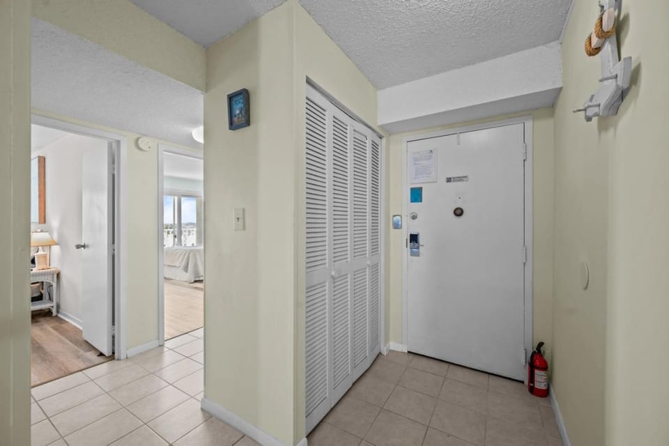 Oceanfront Beach Condo, Pool, Gym, Fishing Surfing House in Dam Neck