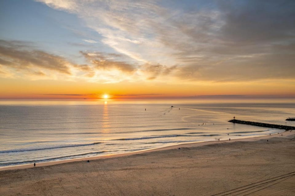 Oceanfront Beach Condo, Pool, Gym, Fishing Surfing House in Dam Neck