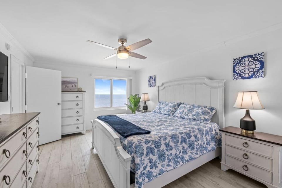 Oceanfront Beach Condo, Pool, Gym, Fishing Surfing House in Dam Neck
