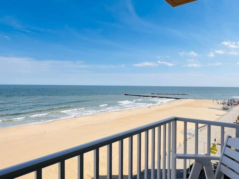 Oceanfront Beach Condo, Pool, Gym, Fishing Surfing House in Dam Neck
