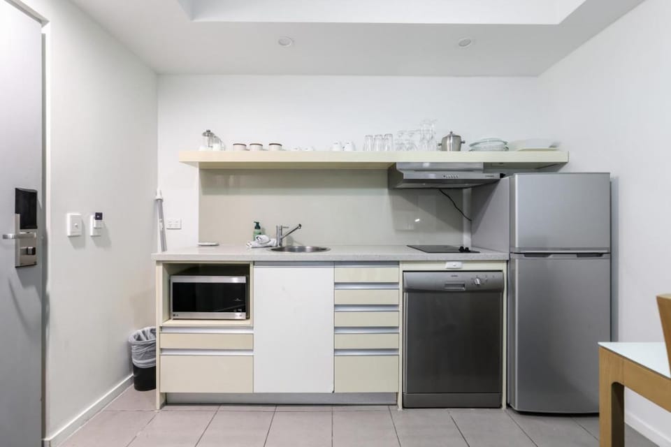 Kitchen or kitchenette, minibar, oven, stove