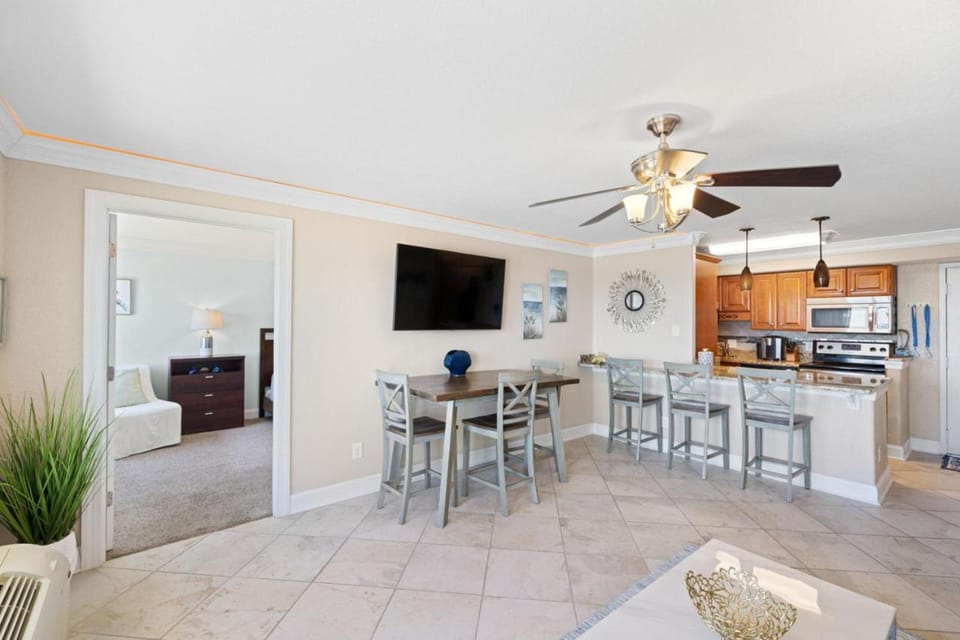 Oceanfront Beach Condo, Pool, Gym, Fishing Surfing House in Dam Neck