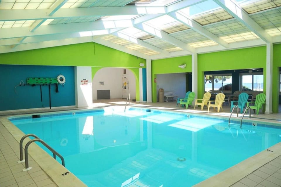 Oceanfront Beach Condo, Pool, Gym, Fishing Surfing House in Dam Neck