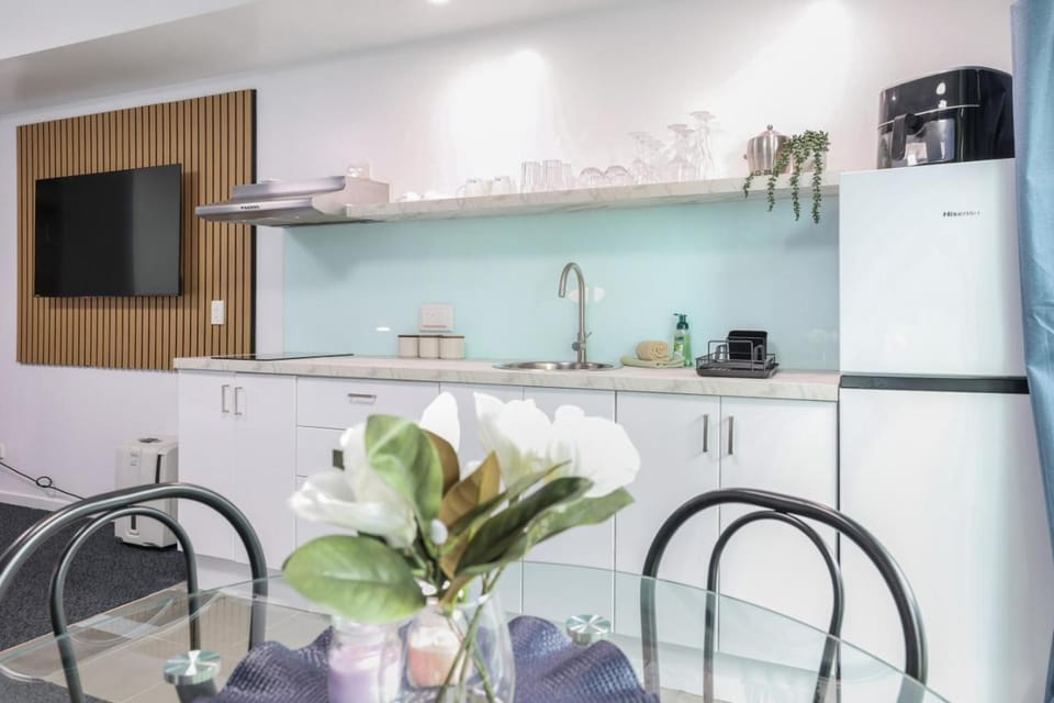 Coffee/tea facilities, Kitchen or kitchenette, Dining area