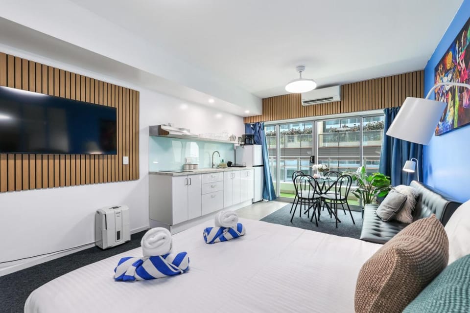 Bed, TV and multimedia, Kitchen or kitchenette, Photo of the whole room, Seating area, Dining area, Bedroom, towels