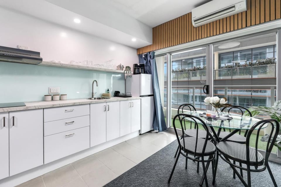 Kitchen or kitchenette, Dining area, minibar, air conditioner