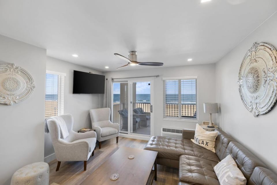 Oceanfront Beach Condo, Pool, Gym, Fishing Surfing House in Dam Neck