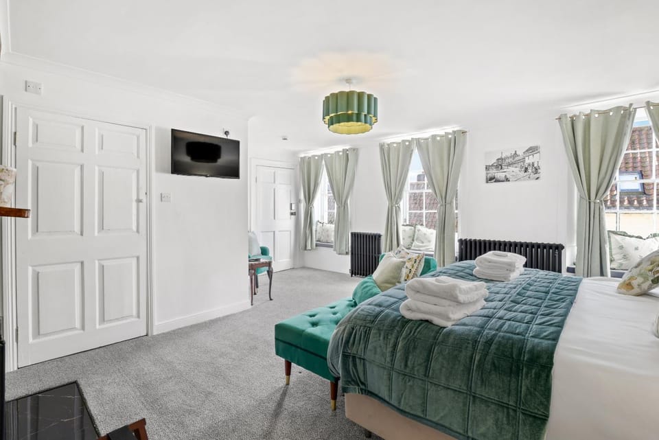 Bed, TV and multimedia, Bedroom