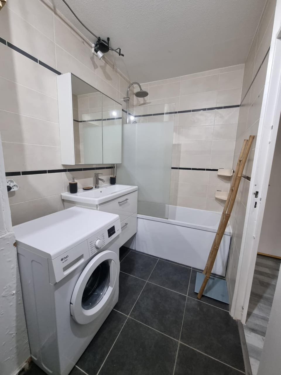 Bathroom, Bath, towels, washing machine