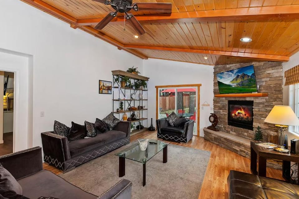 TV and multimedia, Living room, Seating area, fireplace