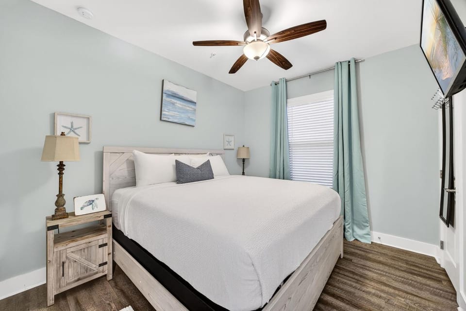 Bed, TV and multimedia, Bedroom