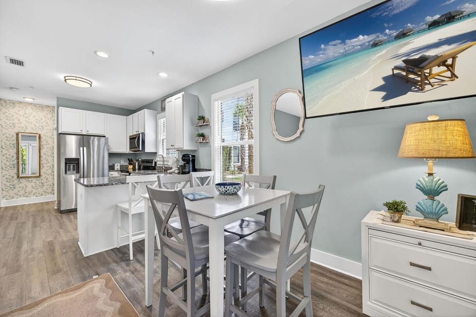 TV and multimedia, Kitchen or kitchenette, Decorative detail, Dining area, dishwasher, oven, stove, toaster