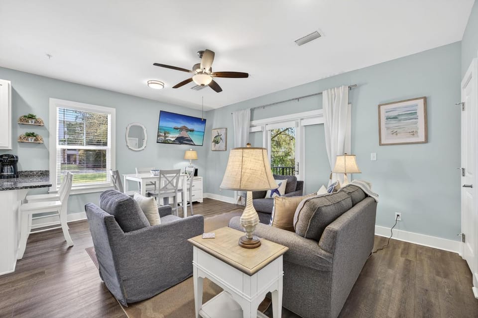TV and multimedia, Living room, Decorative detail, Seating area, Dining area