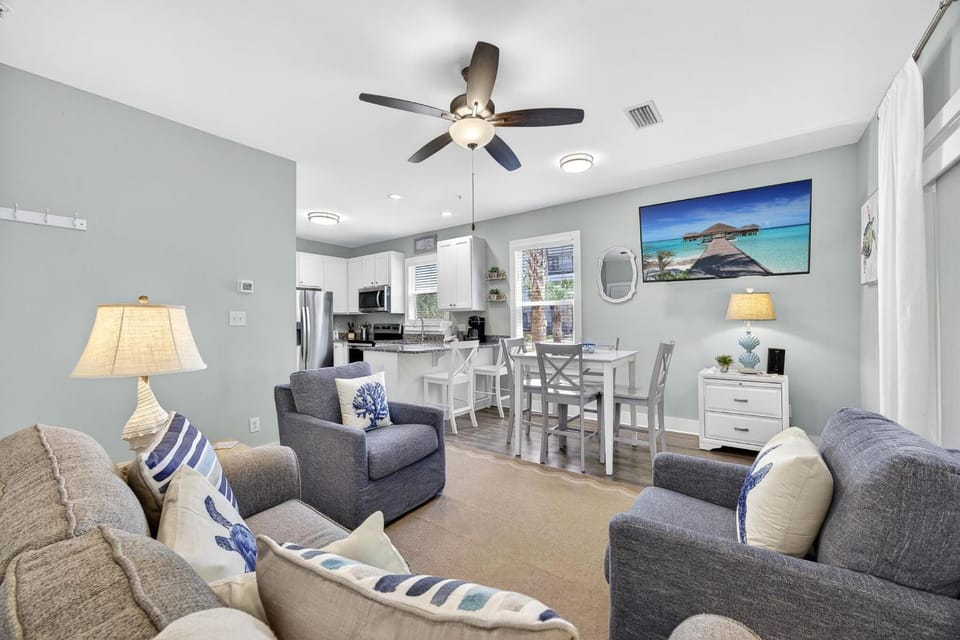 TV and multimedia, Kitchen or kitchenette, Living room, Decorative detail, Seating area, Dining area