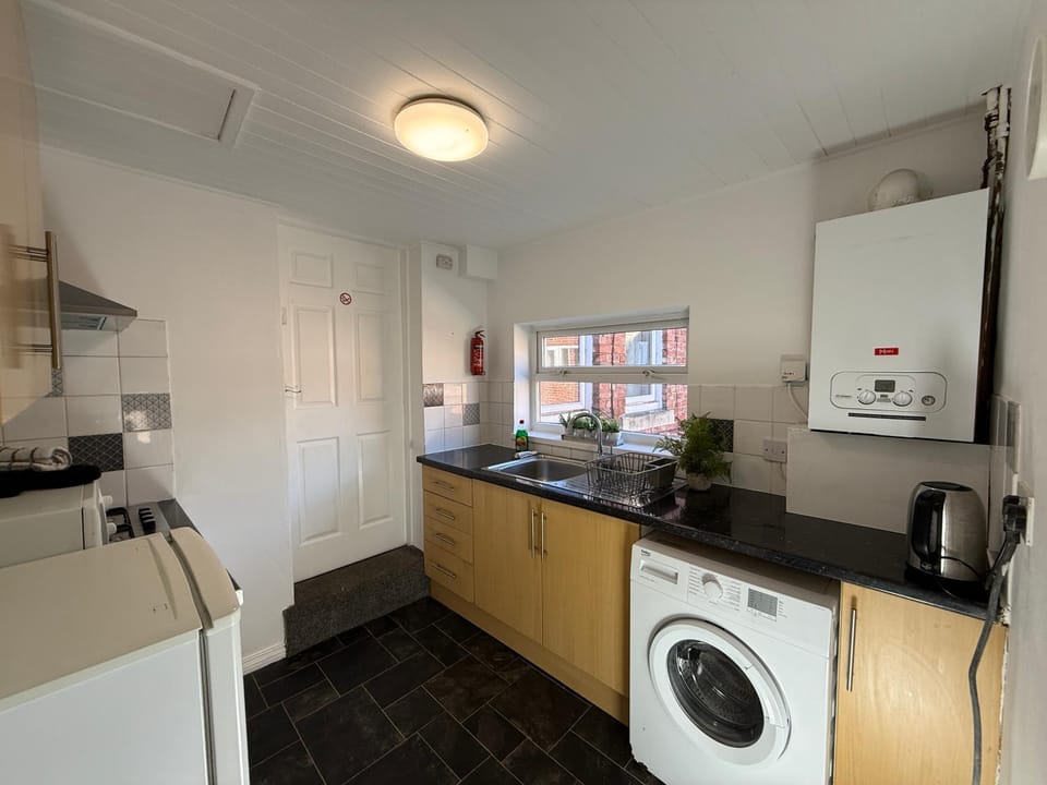 Kitchen or kitchenette, minibar, oven, stove, toaster, washing machine