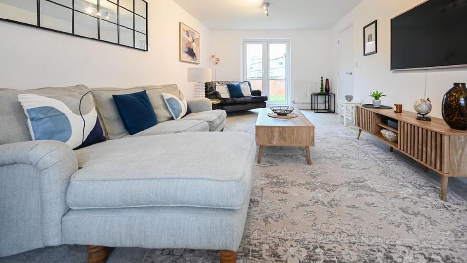 Luton Contractor friendly - Parking - fast WiFi - Airport - M1 - Sleeps 9 House in Luton