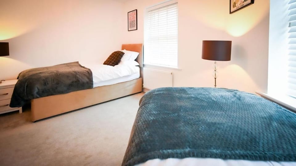 Luton Contractor friendly - Parking - fast WiFi - Airport - M1 - Sleeps 9 House in Luton