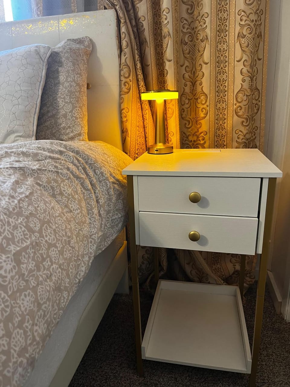 Boutique Elegant Gold Room Kitchenette With EV Charger Vacation rental in Sierra Nevada