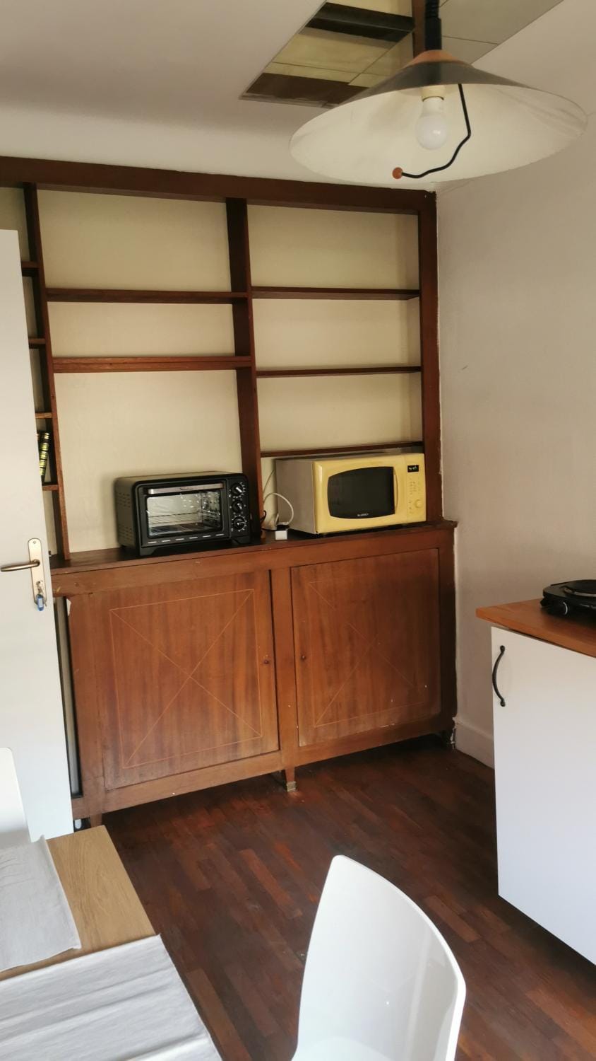 Kitchen or kitchenette, oven