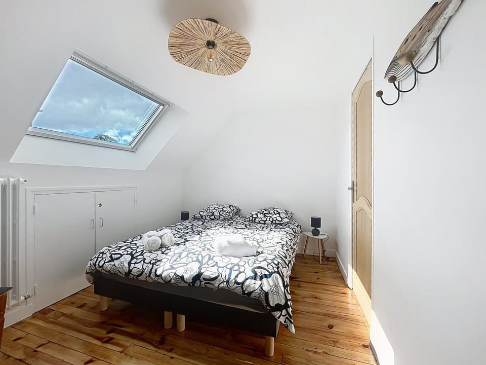 Bed, Photo of the whole room, Bedroom, wardrobe