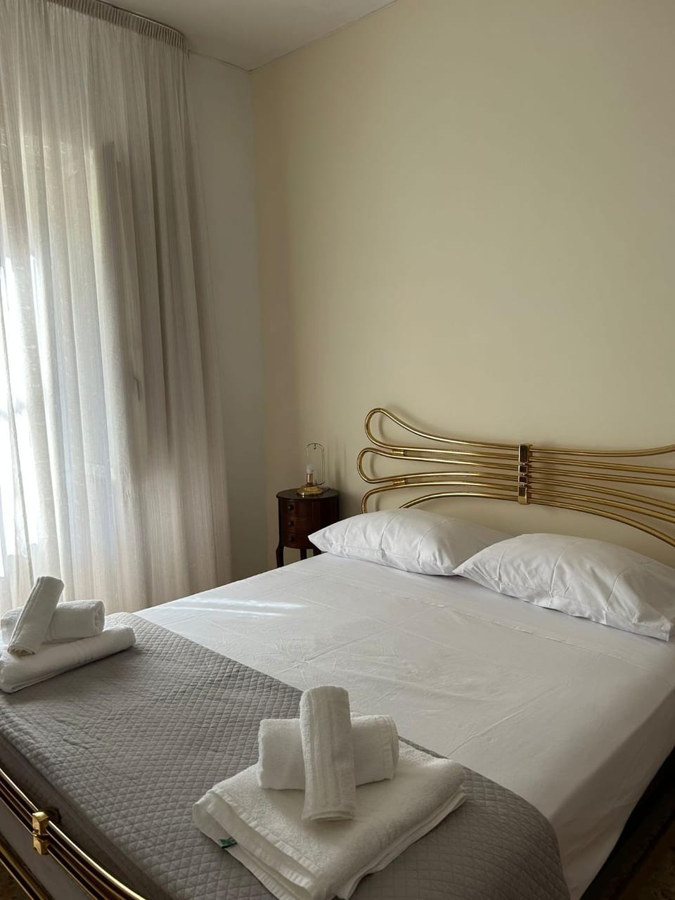 Bed, Bedroom, towels