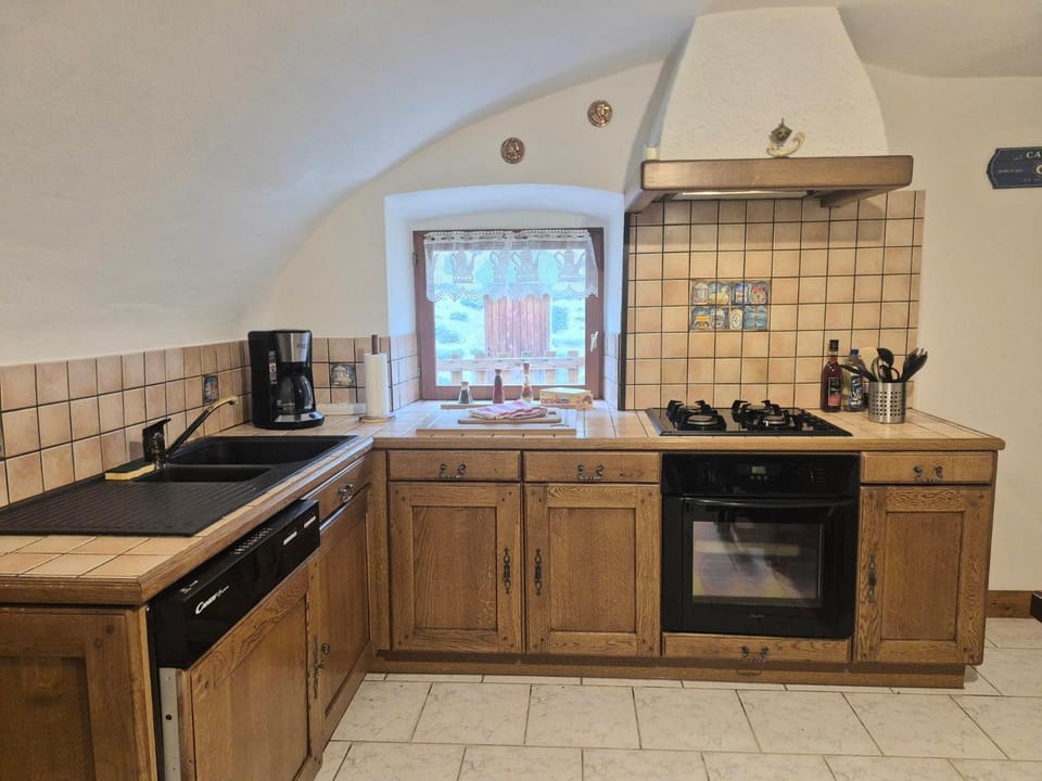 Coffee/tea facilities, dishwasher, oven, stove, kitchen