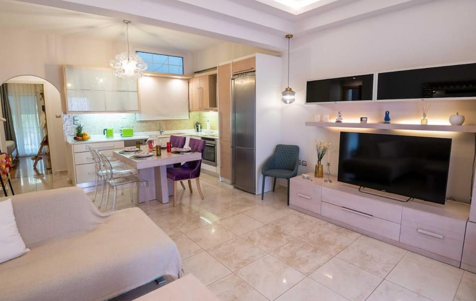 TV and multimedia, Kitchen or kitchenette, Living room, Seating area, Dining area, oven, stove