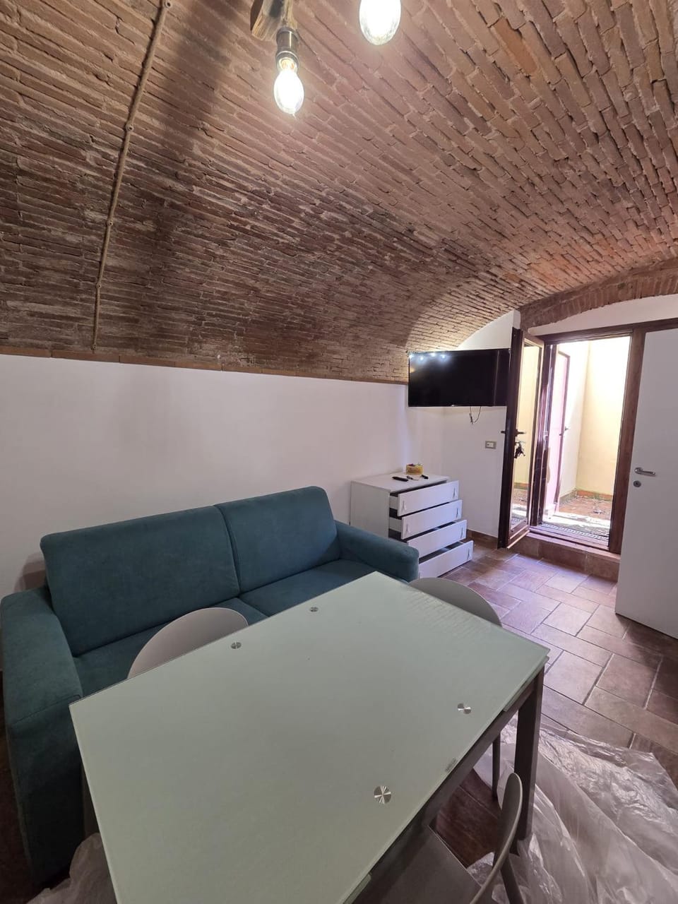 TV and multimedia, Living room, Seating area, Dining area