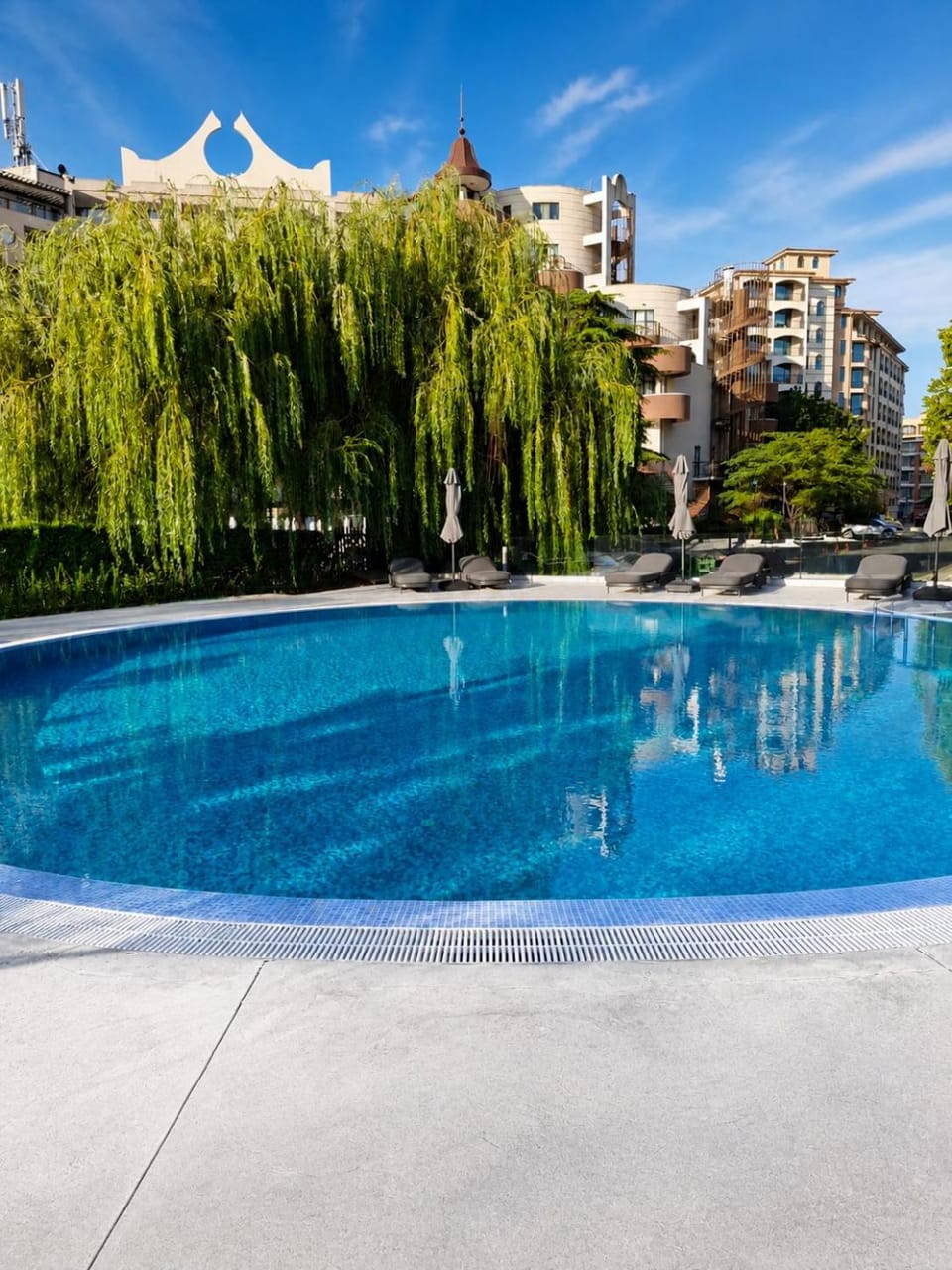 Swimming pool, sunbed