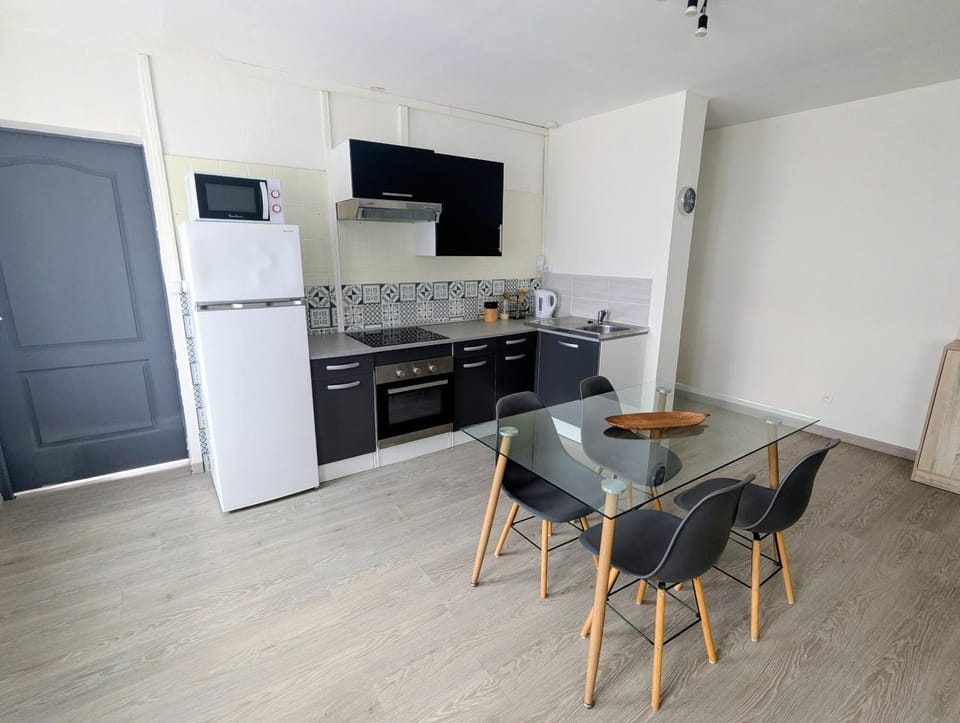 Kitchen or kitchenette, Dining area, stove