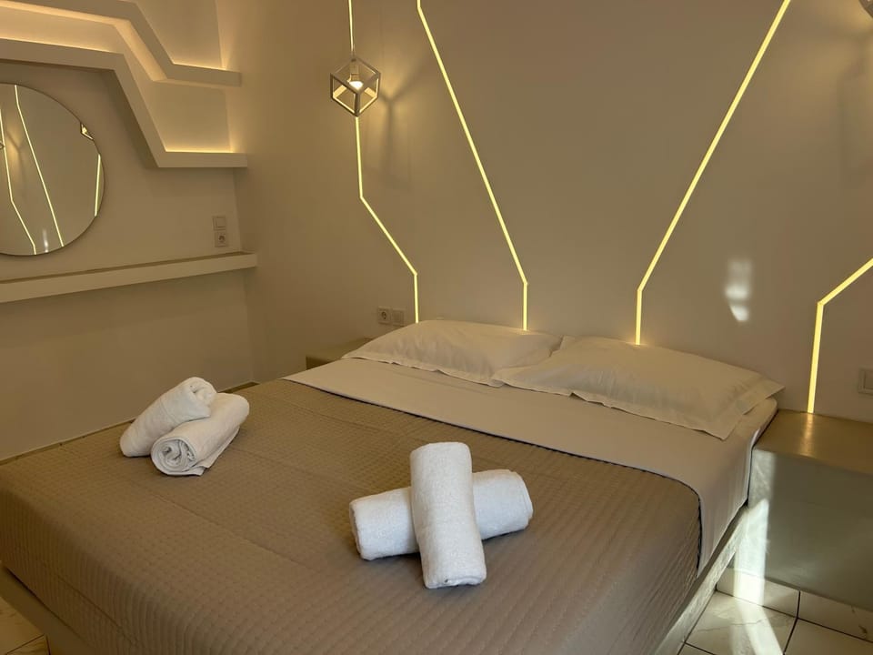 Fira Pulse Designed Suites Hotel in Thera