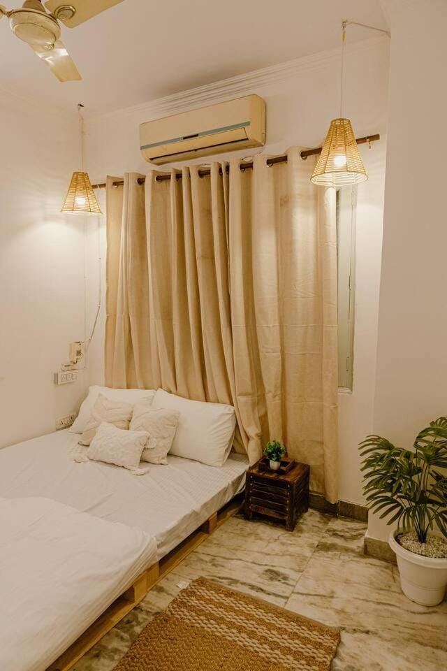 Stylish 3 BHK Close to Hauz Khas fort Apartment in New Delhi