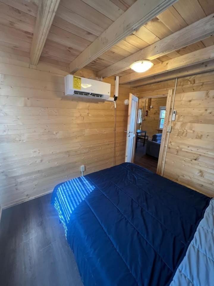 Horseshoe Lake Beachside Cottage House in Seguin