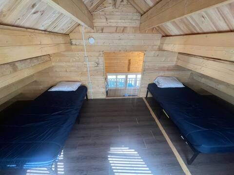 Horseshoe Lake Beachside Cottage House in Seguin