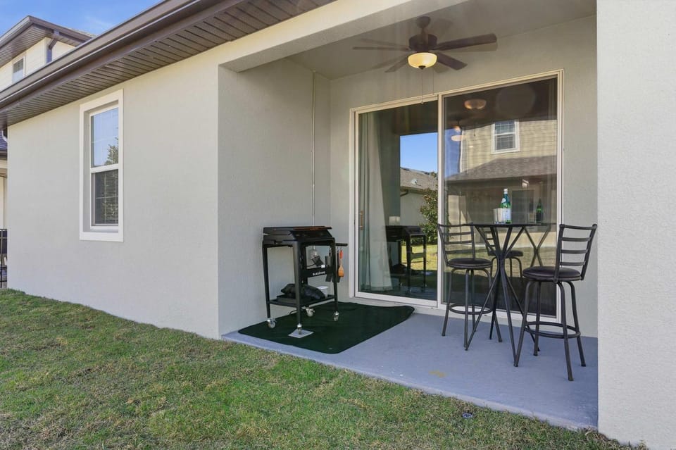Spacious single level home with patio & kitchen House in Four Corners