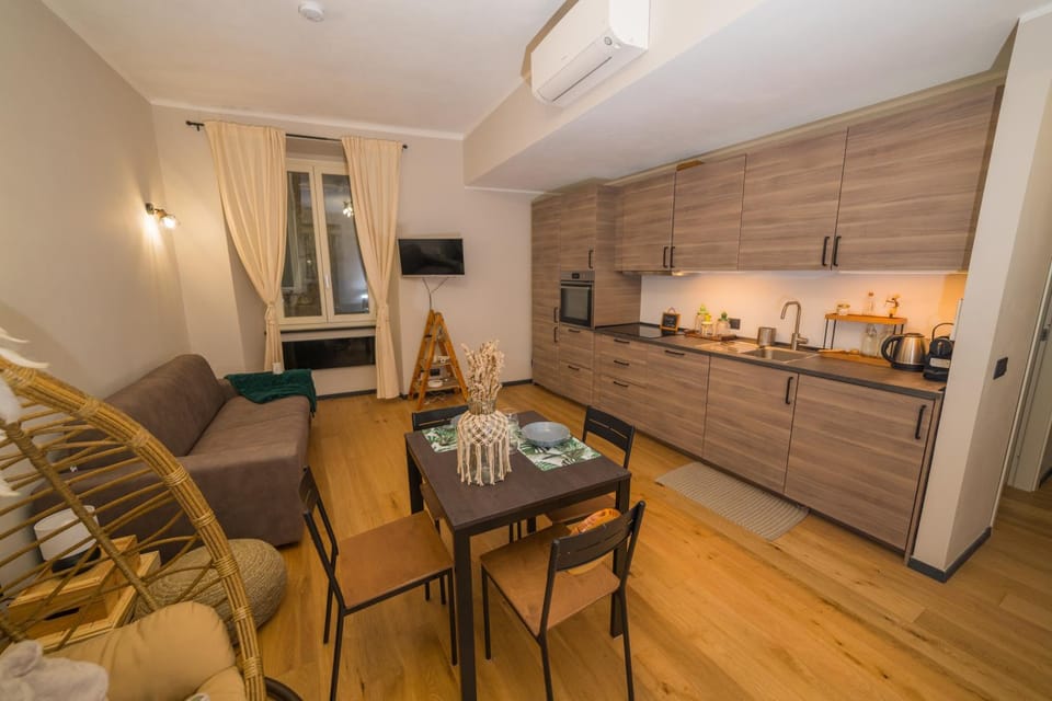 TV and multimedia, Coffee/tea facilities, Kitchen or kitchenette, Living room, Dining area, oven, pet friendly, stove