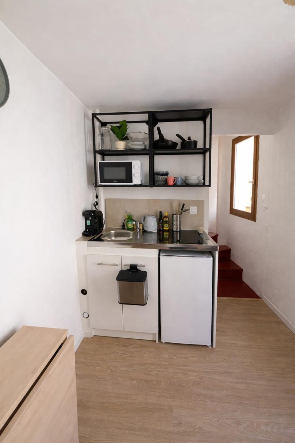 Kitchen or kitchenette, microwave, stove