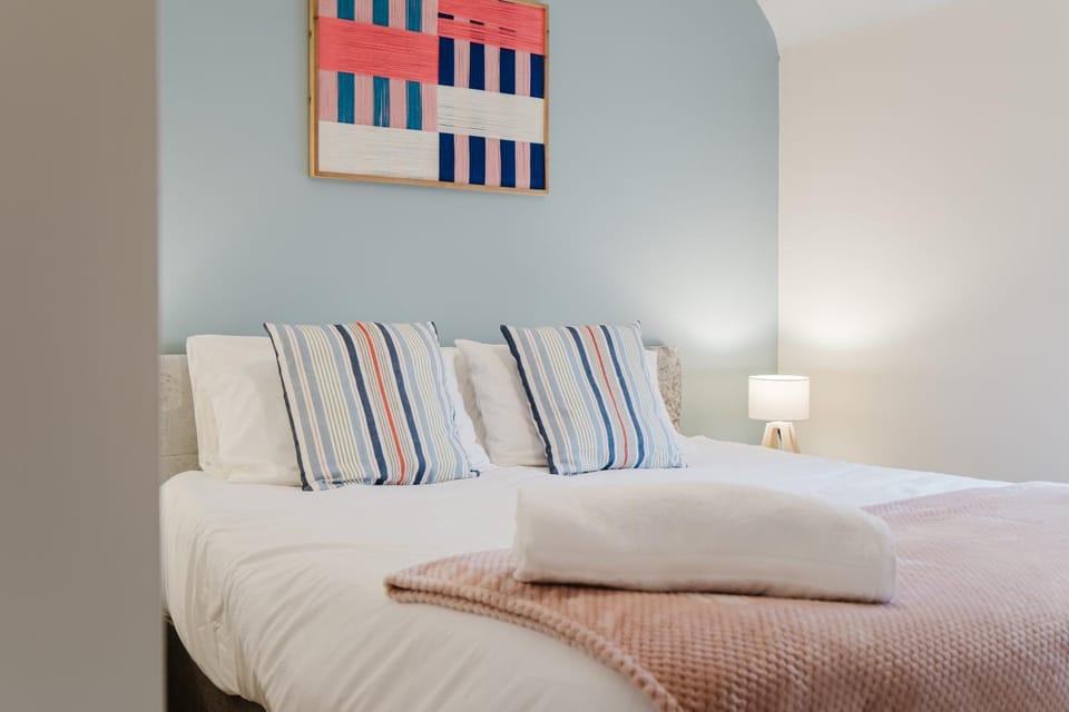 Modern and comfortable 4 bedroom house Apartment in Bedford
